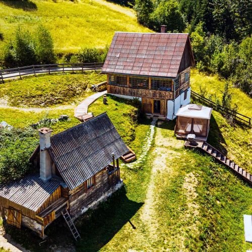 Casa lui Tata din Deal Vâlcăneasa – Vâlcăneasa, România