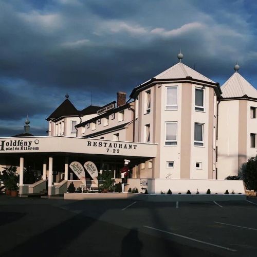 Holdfény Hotel Étterem Forró