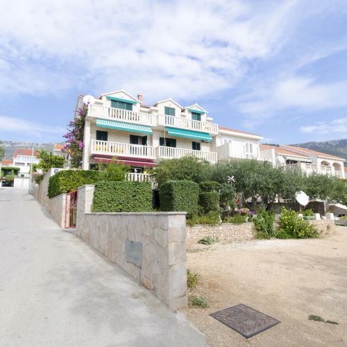 Apartment and Rooms Mate Bol