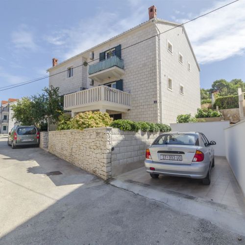 Apartments Tonko Postira