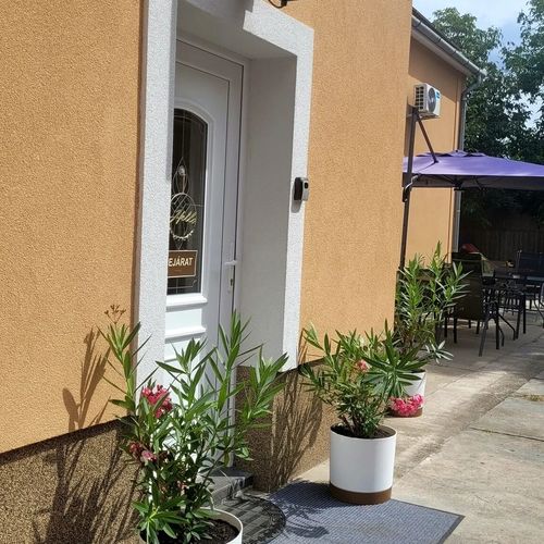 Megyeház Apartman Makó