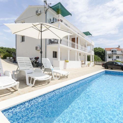 Apartments Mila Family with pool Tribunj