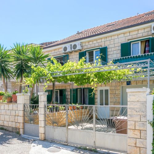 Apartments And Rooms With Parking Space Supetar, Brač - 5658 Supetar