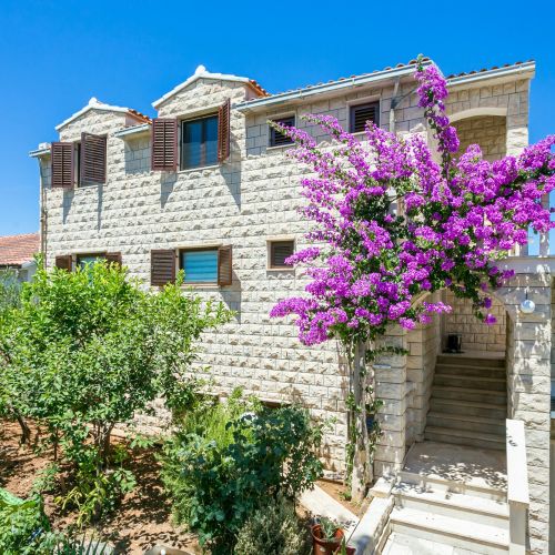Apartments With Parking Space Supetar, Brač - 5670 Supetar