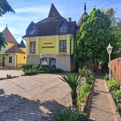Udvaros Apartmanház Balatonlelle