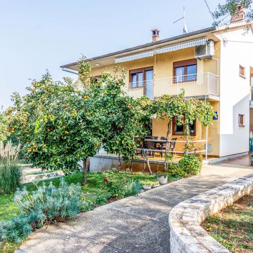 Apartments For Families With Children Banjole, Pula - 2258 Banjole
