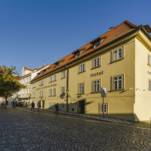 ARCHIBALD AT THE CHARLES BRIDGE Praha