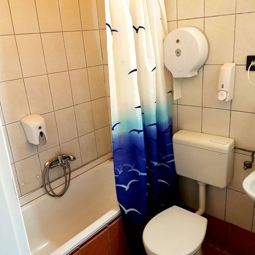 Camera tripla standard cu baie