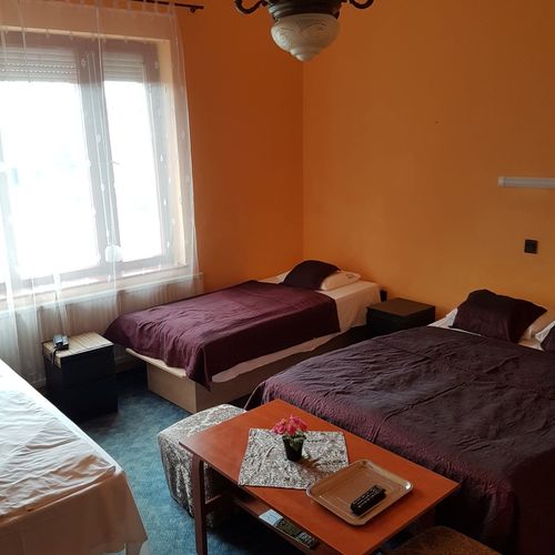 Camera cvadrupla standard cu baie