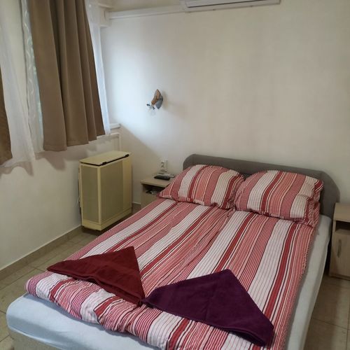 Apartament la parter cu vedere spre grădină cu 1 camera pentru 2 pers.