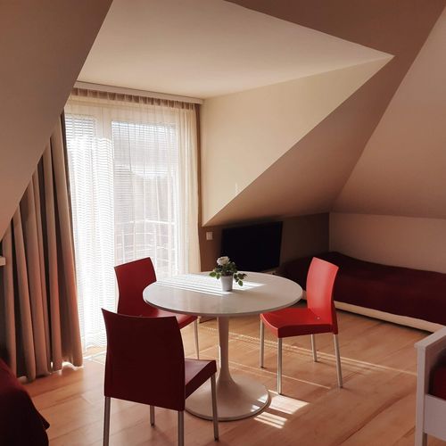 Apartament cu balcon cu aer condiționat cu 2 camere pentru 4 pers. (se poate solicita pat suplimentar)