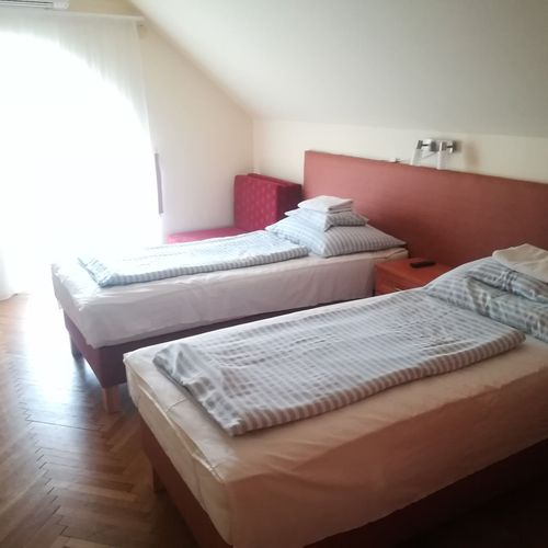 Apartament la etaj cu 2 camere pentru 4 pers. (se poate solicita pat suplimentar)