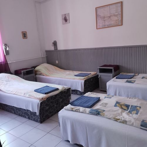 Camera cvadrupla la parter cu vedere spre oraș (se poate solicita pat suplimentar)