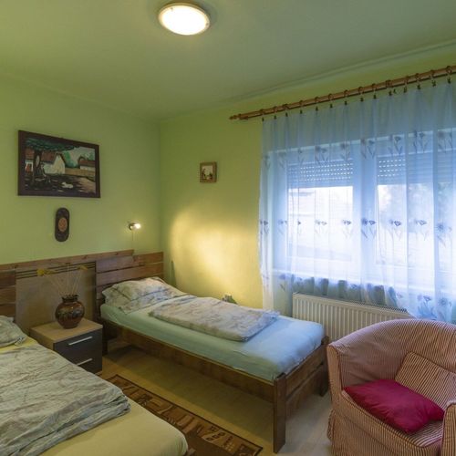 Apartament la parter cu vedere spre curte cu 2 camere pentru 4 pers.