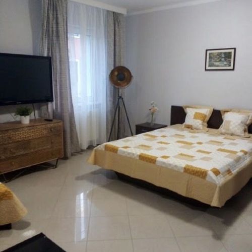 Apartament la parter cu vedere spre grădină cu 2 camere pentru 6 pers.