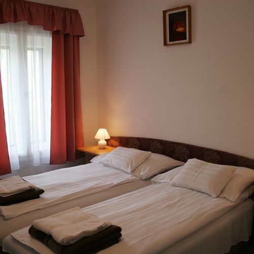 Apartament 4-osobowy z łazienką z widokiem na las z 1 pomieszczeniem sypialnianym (możliwa dostawka)