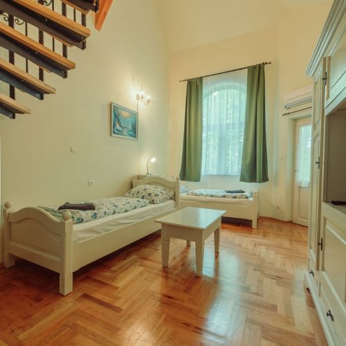 Apartament la etaj cu balcon cu 3 camere pentru 6 pers.