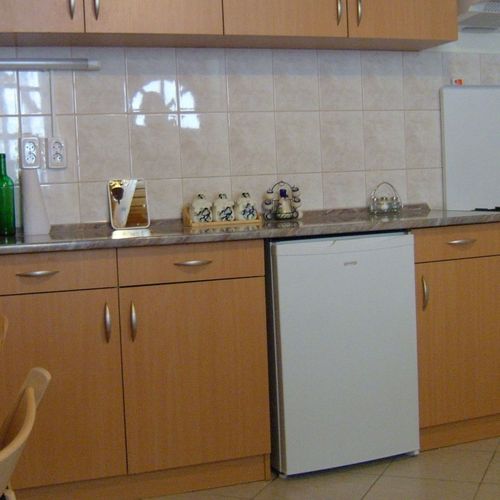 Apartament 4-osobowy na parterze z widokiem na dziedziniec z 1 pomieszczeniem sypialnianym (możliwa dostawka)