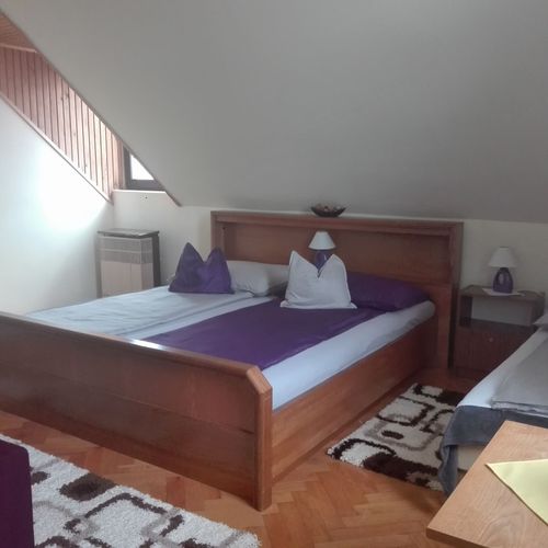 Camera cvadrupla la etaj cu baie