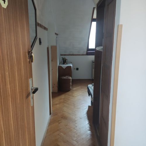 Camera cvadrupla la etaj cu baie