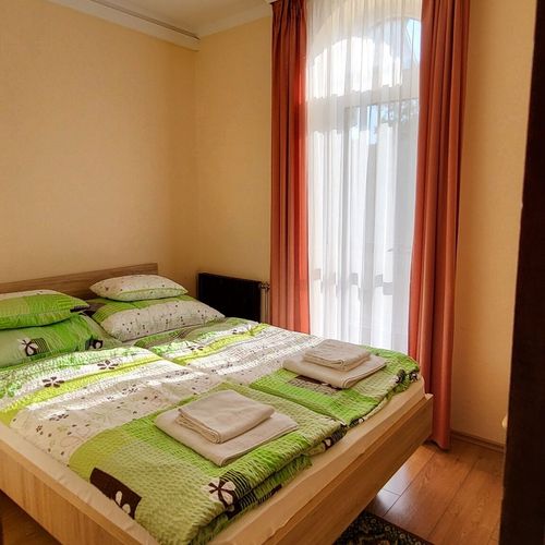 Camera cvadrupla la etaj cu baie