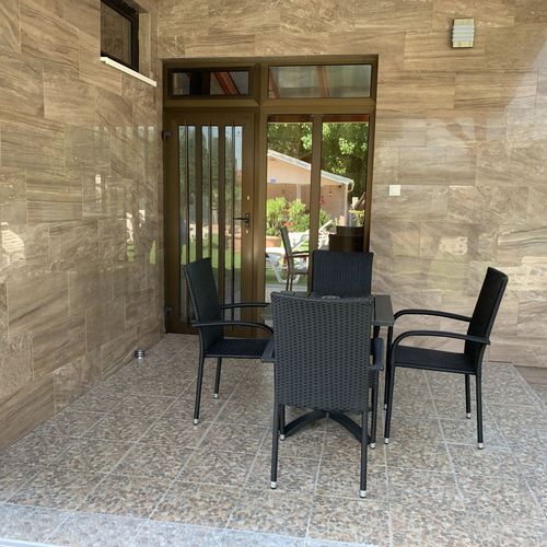 Apartman pro 4 os. se 2 ložnicemi na straně bazénu na přízemí