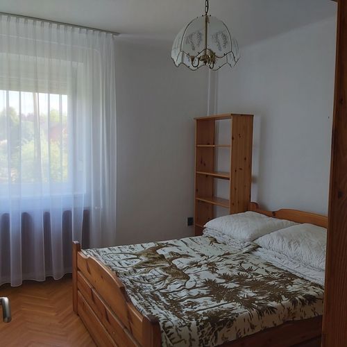 Apartament la parter cu terasă cu 3 camere pentru 7 pers. (se poate solicita pat suplimentar)