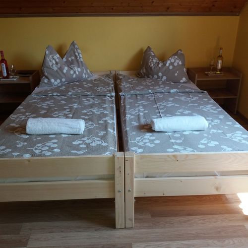 Pokoj s klimatizací s manželskou postelí v podkroví