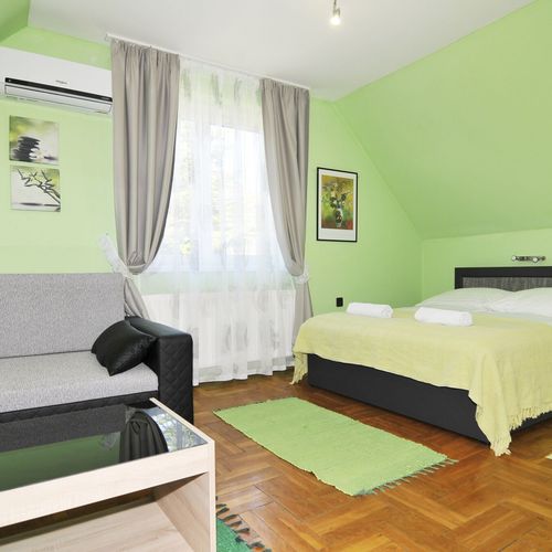 Camera cvadrupla superior cu balcon