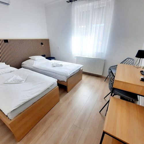 Pokoj s koupelnou se sprchou s manželskou postelí