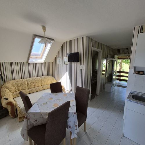 Apartman s balkónem pro 5 os. se 2 ložnicemi na poschodí