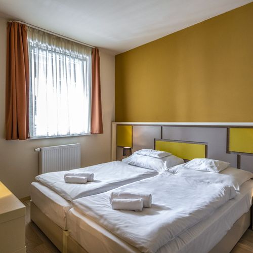 Apartament la etaj cu balcon cu 1 camera pentru 2 pers. (se poate solicita pat suplimentar)