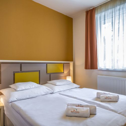 Apartament cu balcon cu vedere spre curte cu 2 camere pentru 4 pers. (se poate solicita pat suplimentar)