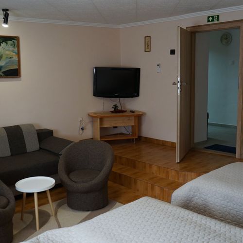 Apartament la parter cu vedere spre grădină cu 2 camere pentru 7 pers.