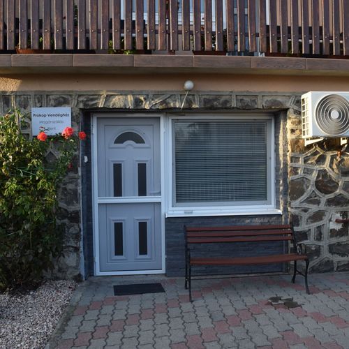 Apartament la parter cu vedere spre grădină cu 1 camera pentru 3 pers.