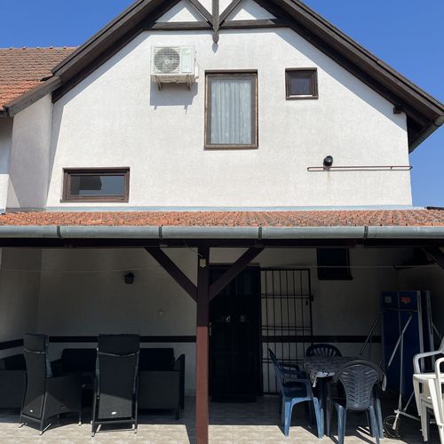 Apartament întreaga unitate cu aer condiționat cu 5 camere pentru 14 pers. (se poate solicita pat suplimentar)
