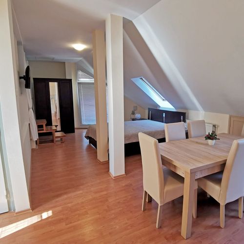 Apartament 4-osobowy na poddaszu z antresolą z 1 pomieszczeniem sypialnianym (możliwa dostawka)