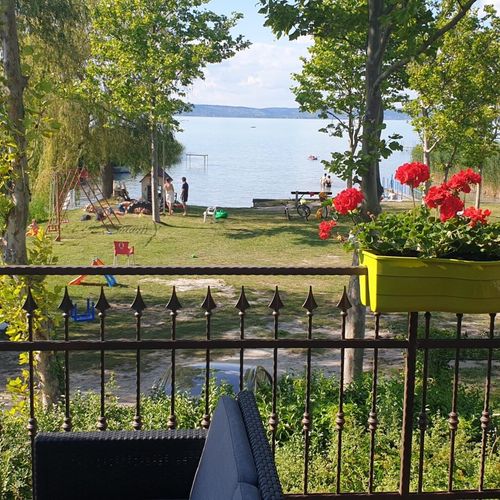 Apartament cu balcon cu vedere spre lac cu 2 camere pentru 4 pers.