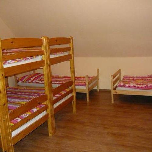 Camera cu baie cu duș pentru 10 pers. (se poate solicita pat suplimentar)