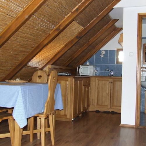 Apartament la mansardă cu 1 camera pentru 4 pers. (se poate solicita pat suplimentar)