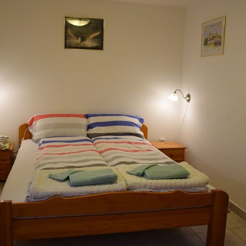 Apartman s koupelnou s manželskou postelí s 1 ložnicí s výhledem do dvora