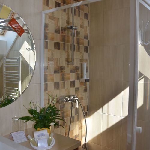 Apartament superior la parter cu 2 camere pentru 4 pers.