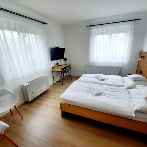 Suita s balkónem se společnou koupelnou pro 4 os. se 2 ložnicemi (s možností přistýlky)