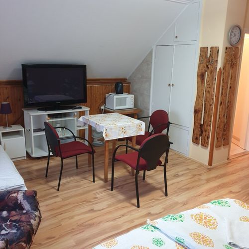 Apartman s klimatizací pro 4 os. s 1 ložnicí na poschodí
