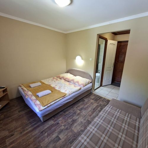 Camera dubla cu vedere spre grădină cu vedere spre curte (se poate solicita pat suplimentar)