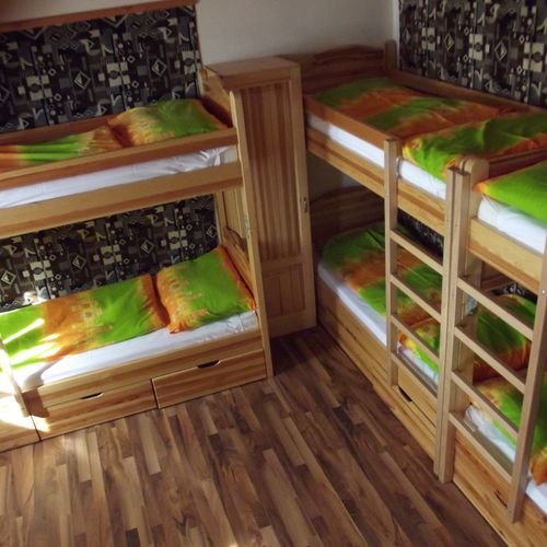 Camera la etaj cu vedere spre curte pentru 8 pers.