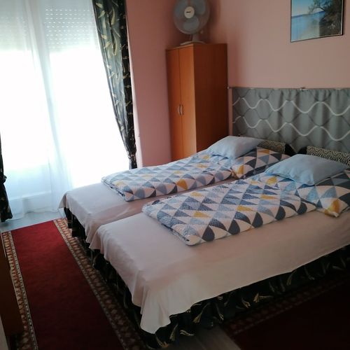 Apartament la parter cu 2 camere pentru 4 pers.