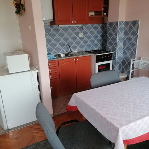 Apartament la etaj cu aer condiționat cu 2 camere pentru 4 pers. (se poate solicita pat suplimentar)