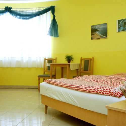 Rezydencja pokój 6-osobowy na parterze z widokiem na ogród z 3 pomieszczeniami sypialnianymi (możliwa dostawka)