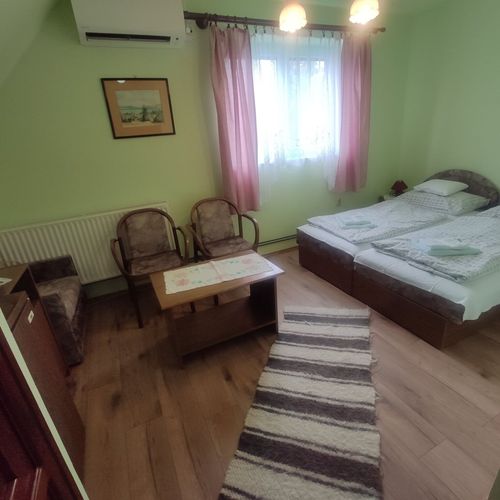 Camera dubla la mansardă cu vedere spre lac (se poate solicita pat suplimentar)